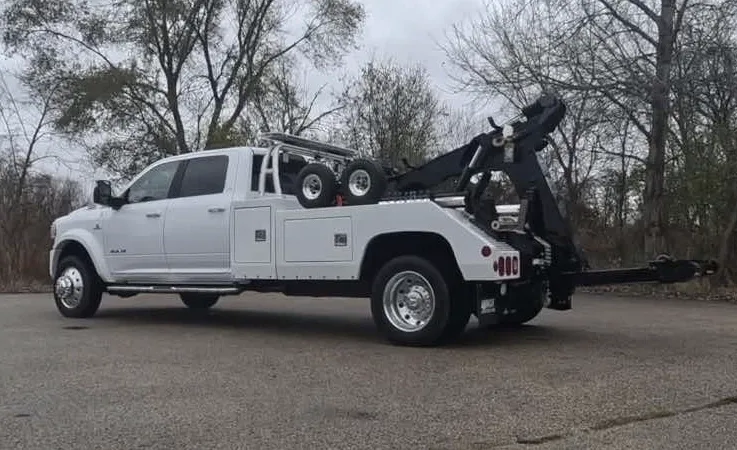 Mississauga wrecker equipment securing damaged vehicle
